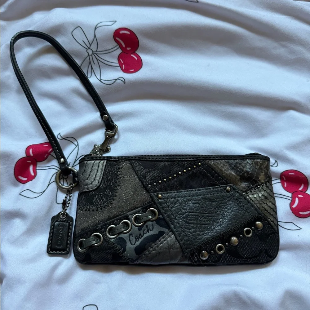 🖤Y2K Rare Coach Black and Gray Patchwork Studded Wristlet - Picture 4 of 8